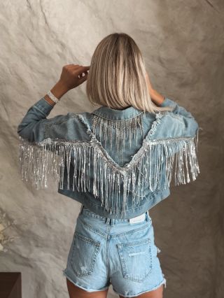 🪩 Fringe, denim & festival vibes ✨ Bundy, které udělají outfit nezapomenutelný 💙🤠 Buď vidět. Buď originál s denimkou...