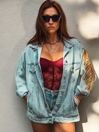 🦚 AURELIA 🦚 Originální oversize denimka zdobená luxusními nášivkami, které z ní dělají nepřehlédnutelný kousek. Skvěle...