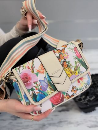 Kabelka, která rozzáří celý outfit 🌸✨ Jemný květinový vzor s motýly působí svěže, žensky a dodá styl i jednoduchému looku....