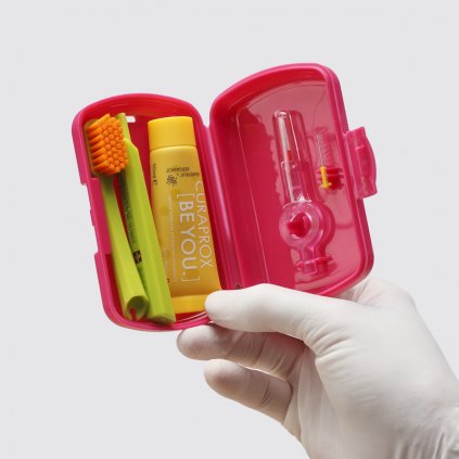 Curaprox Travel set tmavě růžový - Zubní kartáčky/Curaprox - DENTO.cz - Více pro vaši dentální hygienu