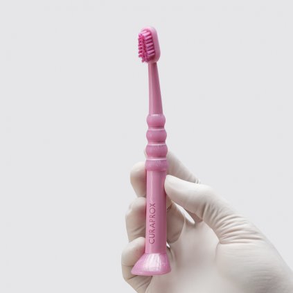 Curaprox Baby dětský kartáček 0-4 roky, růžový - Zubní kartáčky/Zubní kartáčky Curaprox/Pro děti -DENTO.cz - Více pro vaši dentální hygienu