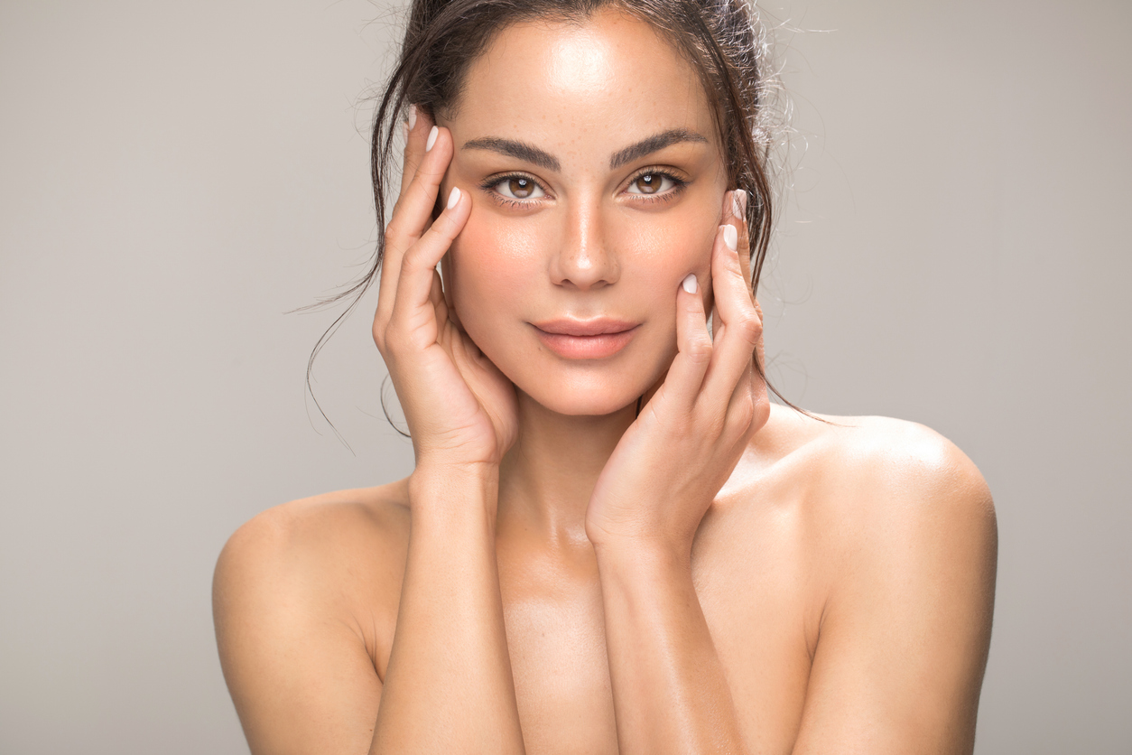 DERMAPLANING: Tajemství hladké, zářivé pleti bez námahy (a proč klasická žiletka na tváři nestačí)