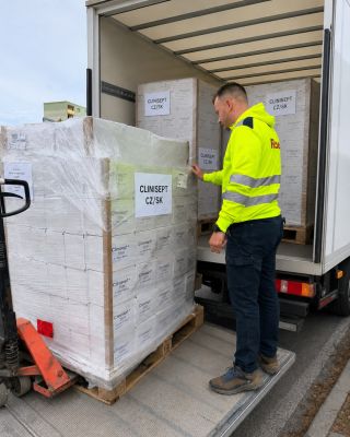 🚛 Nová várka CLINISEPT® dorazila včera do skladu. A tempo, akým mizne z ambulancií a kliník, je až neuveriteľné!...