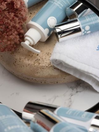 Sila kyslíka na pokožke hlavy Fotografia ukazuje viac než len kozmetiku. Ide o komplexný systém trichologickej terapie...