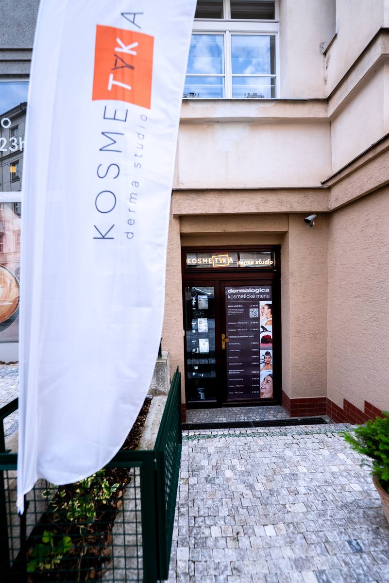 Vchod do salonu Kosmet(y)ka Derma Studio