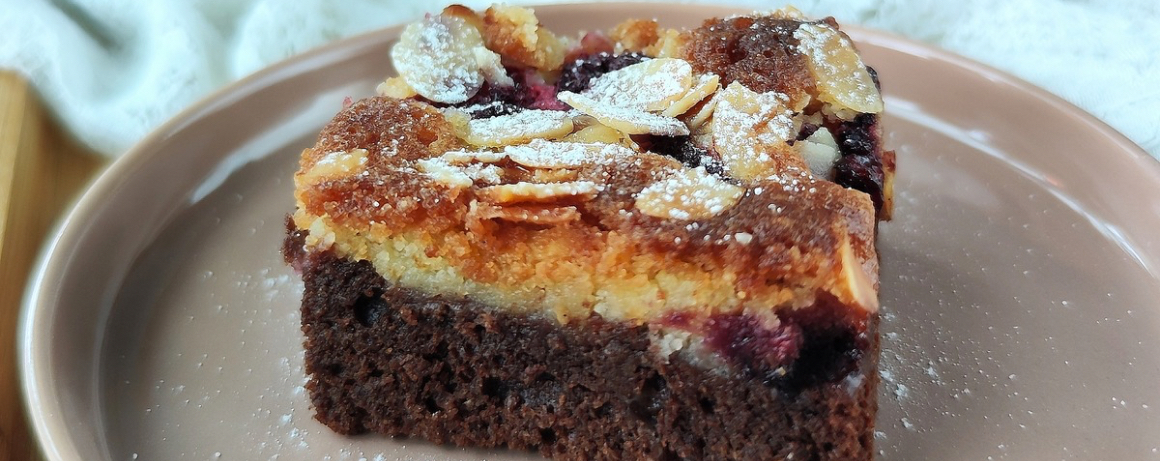 Mandlový koláč s lesným ovocím