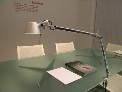 Tolomeo s úchytkou z boku stolu - E27 Artemide - stolní lampa