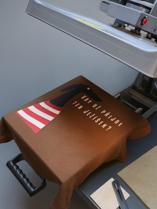 Dnešní vánoční tričko! 🎄👕 Zákazník si vymyslel svůj vlastní design a my ho proměnili v realitu. ✨ Co na něj říkáte?