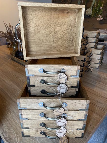 DUBOVÝ PODNOS NA KAFÍČKO DESIGN69  - kovové rohy - černé nebo bronz, podle úchytek