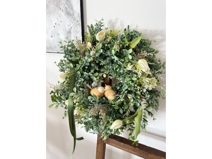 Jarní věnec s tulipány a dřevěnými ptáčky