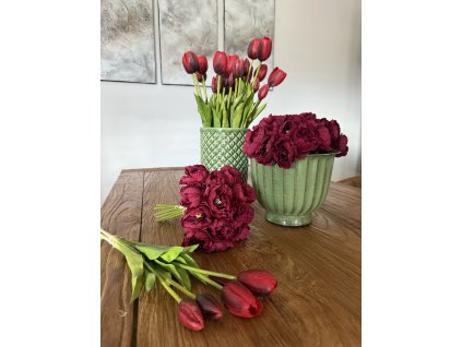 Pivoňky a tulipány v bordó