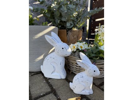 Bílý dřevěný zajíček