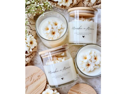 HRUŠKA A FRÉZIE, designová svíčka M