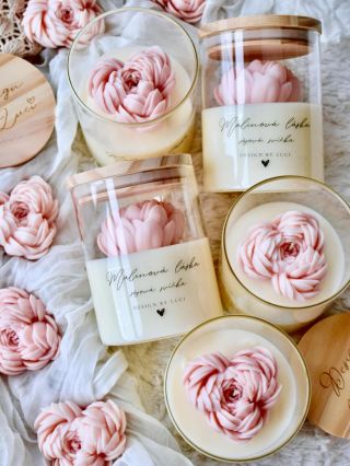 19. 1. v 19 hodin proběhne první naskladnění tohoto roku💝 Můžete se těšit na svíčky zdobené květinami🥰. Vůně budou...