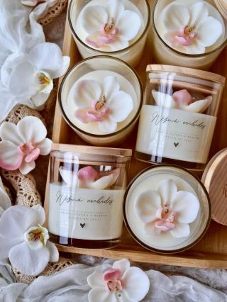 Něžná orchidej v jemné bílo růžové verzi se zlatým detailem🩷 Tato sójová svíčka voní květinově s jemným nádechem...