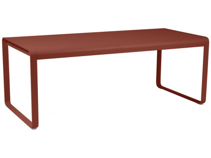 Zemitě červený kovový stůl Fermob Bellevie 196 x 90 cm