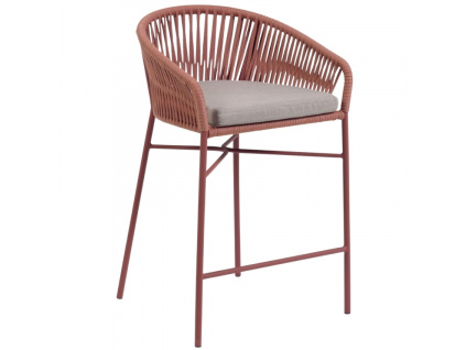 Červeno hnědá pletená barová židle Kave Home Yanet 65 cm
