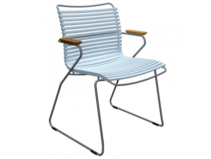 Světle modrá plastová zahradní židle HOUE Click s područkami