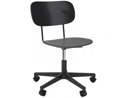 Usedněte do originální a stylové židle ze série CO od značky AUDO. Sedák, zádová opěrka i područky jsou vyrobeny z černé dubové překližky, kovová konstrukce spojující opěrku a područky je černě lakována. Pístovou podnož, kterou můžete libovolně polohovat díky páčce pod sedákem, doplňují kolečka, díky které můžete židli libovolně přemisťovat po prostoru. Tuto designovku perfektně využijete jako židli k pracovnímu stolu, poslouží ale také jako jídelní židle v kuchyni či jídelně. Díky dřevěným i kovovým prvkům židli dokonale sladíte s minimalistickým i industriálním interiérem. Vybrat si můžete mezi černou, hnědou a přírodní variantou dubového dřeva, černou nebo stříbrnou variantou kovových prvků a a nebo verzí bez područek – variabilita je klíčem ke vaší spokojenosti!  Pozn.: Interiérové fotky jsou pouze ilustrační, reálná velikost stolu odpovídá úvodní fotografii.  Tip: Na utírání prachu doporučujeme měkkou prachovku bez brusných účinků. K čištění NIKDY nepoužívejte agresivní chemikálie či abrazivní čistící prostředky.