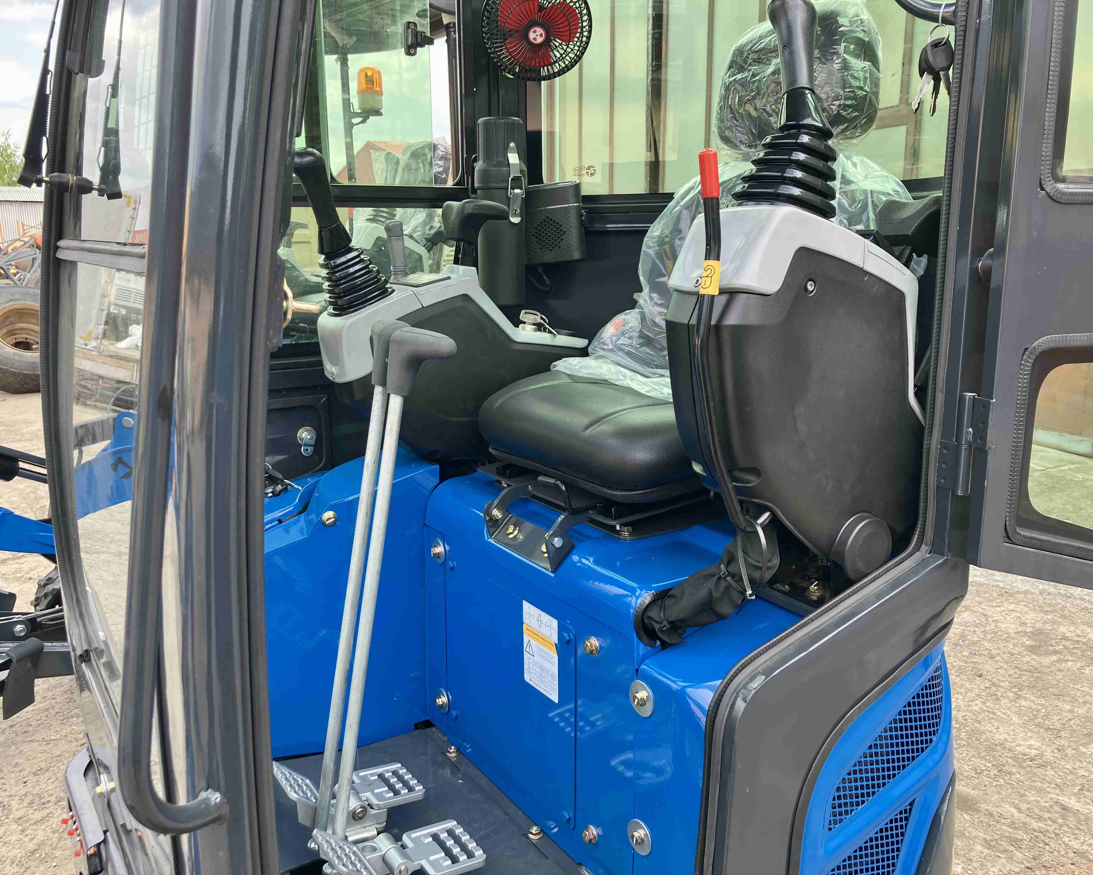 Minibagr-BECK-D16TC-kabina