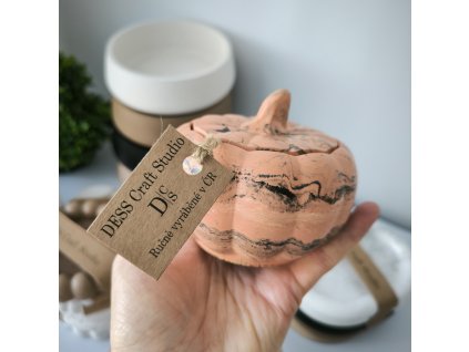 Dekorativní dýně s víčkem – podzimní šperk pro váš interiér