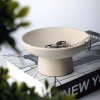 Serene – Bílá dekorační miska na noze – Elegantní doplněk do vašeho interiéru