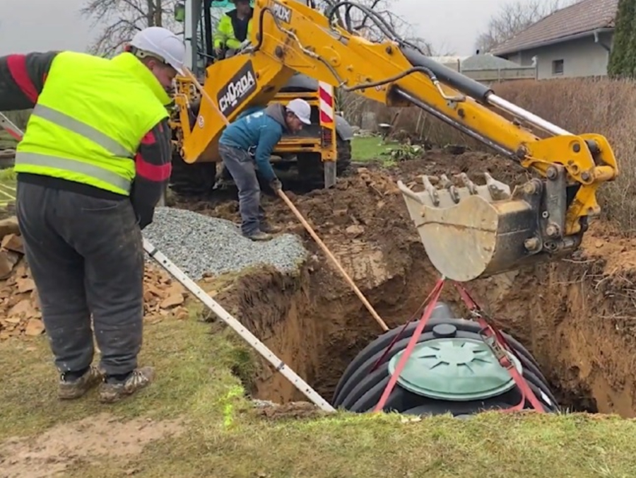 Instalace akumulační nádrže Columbus XL 8500 l pro zálivku zahrady