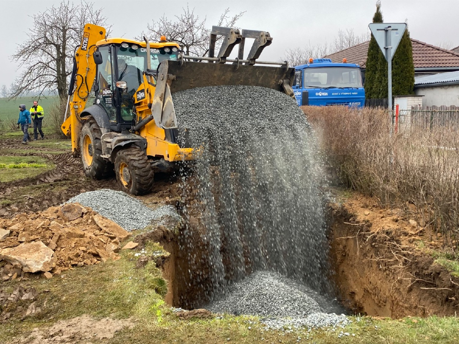 Jak a čím při instalaci zasypat samonosnou podzemní nádrž na dešťovou vodu