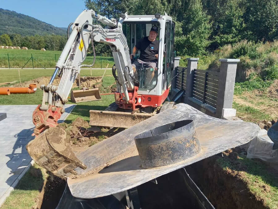 Odstranění poničené nádrže na dešťovou vodu v důsledku spodní vody a chybné instalace