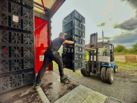 František Krpata nakládá vsakovací bloky