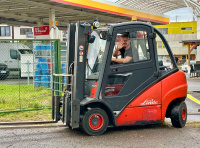 František Krpata řídí vysokozdvižný vozík