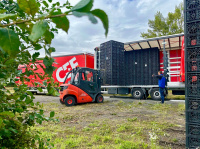 Vysokozdvižný vozík nakládá vsakovací bloky