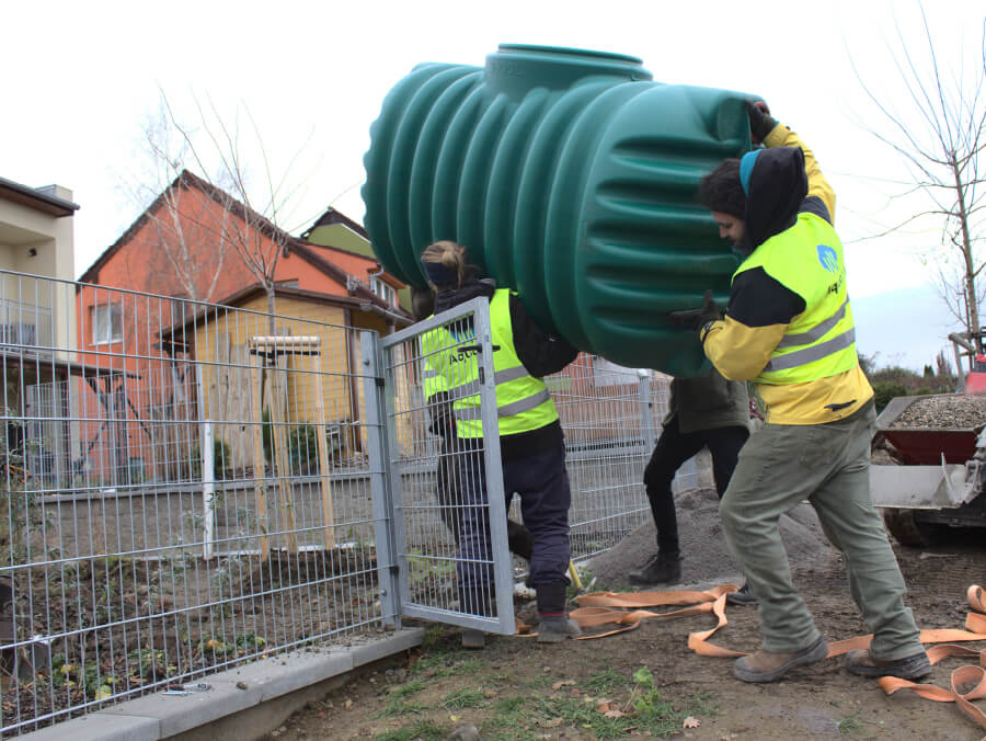 Instalace podzemní nádrže na dešťovou vodu v malé zahradě