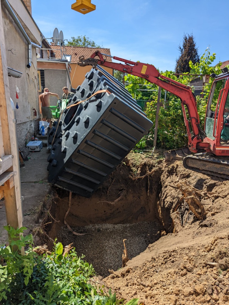 Realizace ploché nádrže Aqua 5000l na zálivku s odstraněním 4 ks pařezů z rostlých stromů.