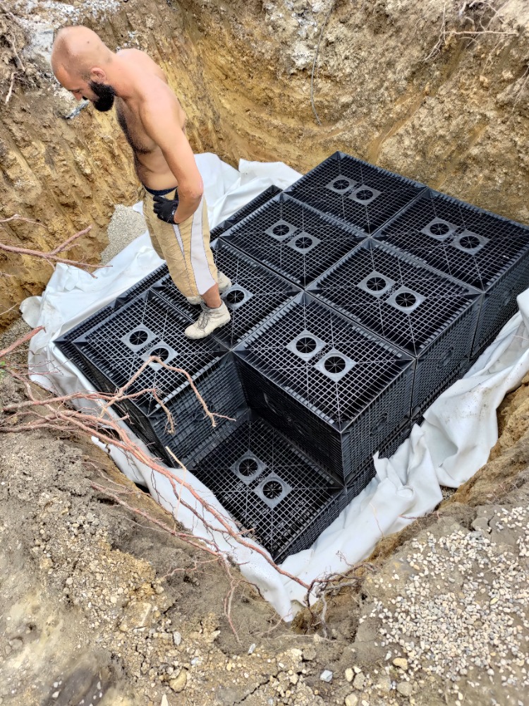 Realizace ploché nádrže Aqua 5000l a vsakovací moduly o objemu 5600l