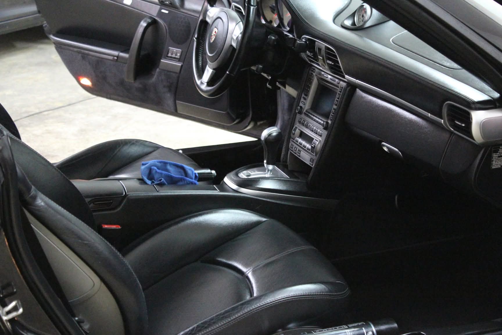 Impregnace kůže v autě: Jak správně pečovat o kožený interiér, aby vydržel roky