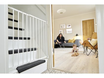 31867 16 otvorova zabrana babydan emma kov bila 56 5 81 5 cm sroubovaci detska pojistka otevira se obema smery