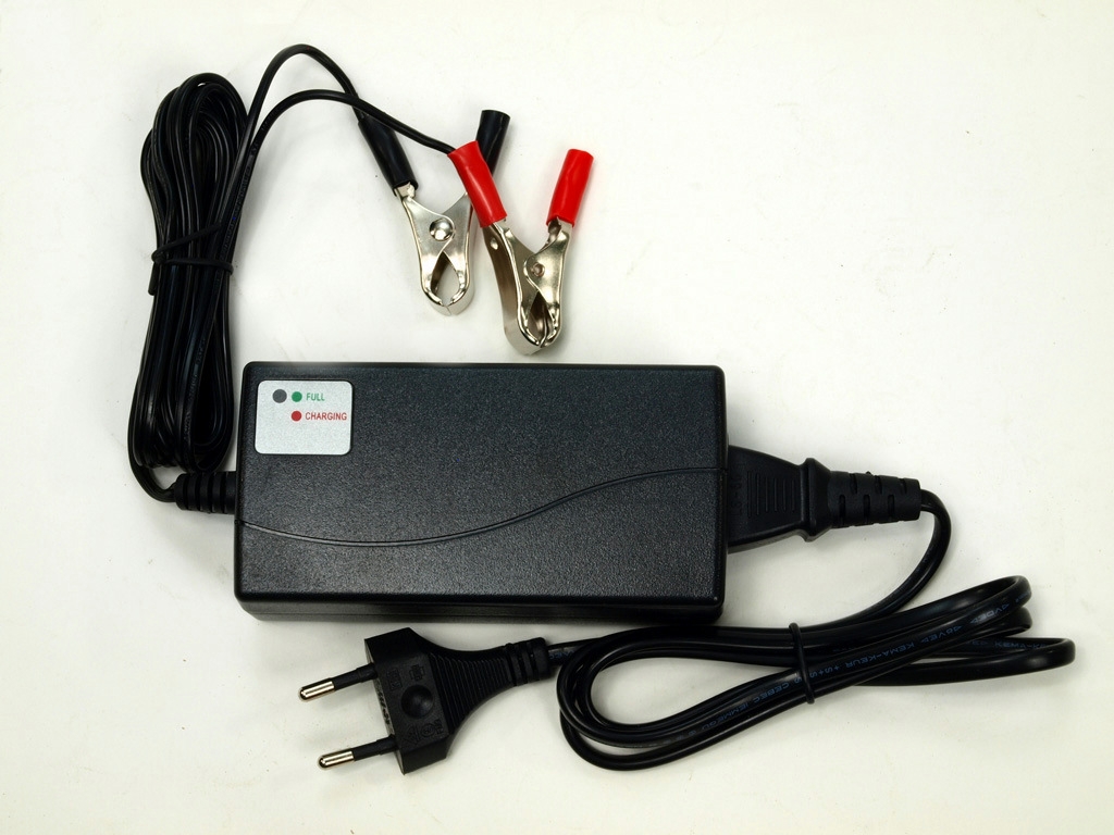 Nabíječka všech typů 12V baterií (kapacity 7 až 14Ah) s LED ukazatelem nabité baterie, ideální pro dětská vozítka,