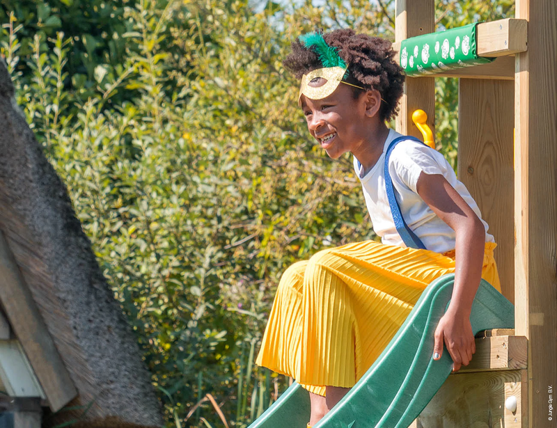 Dítě jedoucí na skluzavce