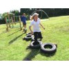 Propojené pneumatiky na dětském hřišti Tyre Hopscotch