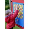 Panel s barevnou šachovnicí na dětské hřiště