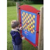 Panel s barevnou šachovnicí na dětské hřiště