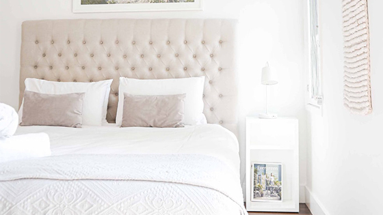 Čalúnené postele – spoznajte ich výhody