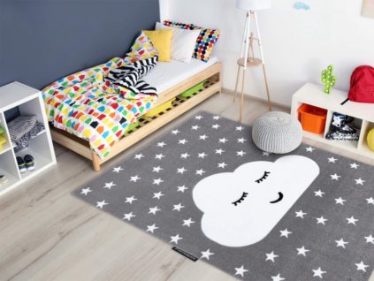 Detský koberec Nighty s roztomilým dizajnom obláčika a hviezdičiek.