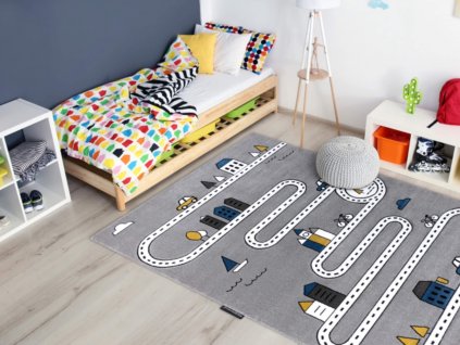 Detský koberec Mestečko v svetlosivej farbe spolu s množstvom ulíc, domov.