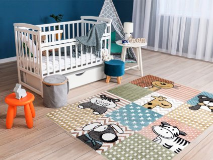 Detský koberec s motíom množstva vzorov a zieratiek ako napr. žirafa, hroch, zebra a iné.