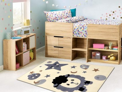 Detský koberec s motívom Ovečky a hviezd je vhodný pre dievčatá aj chlapcov.