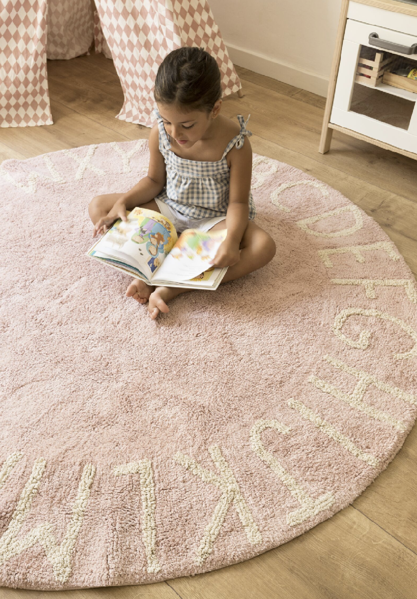 LC Ružový okrúhly detský koberec ABCeda 150cm