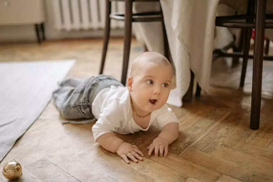 Už se miminko plazí? Jak zajistit bezpečný domov a hraní