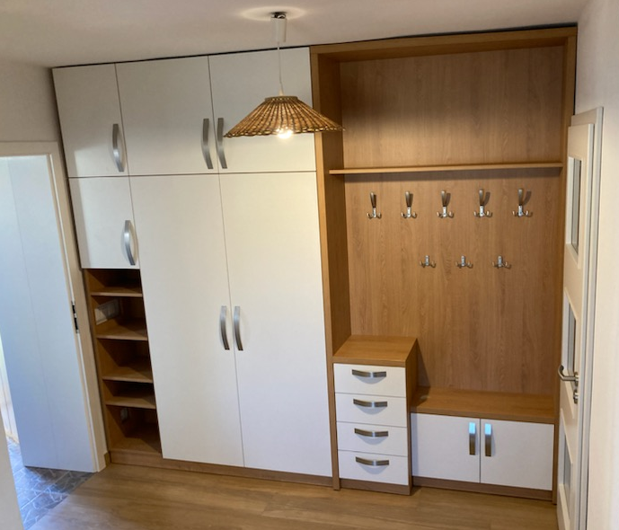 Nábytek na míru do vstupní chodby bytu.